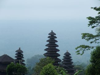 Besakih tempel in de mist op Bali